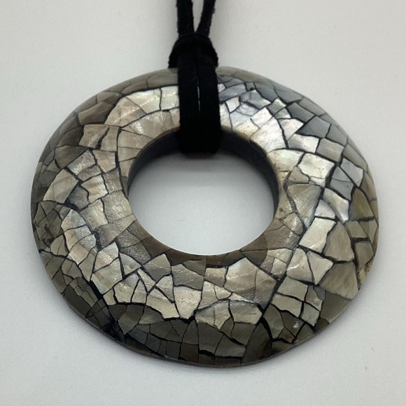 779. Lady Remington Abalone Green Circle Pendant Necklace EUC - Picture 3 of 4